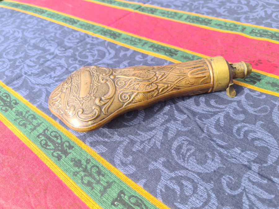 Discover our range of authentic 19th century copper powder flasks. In good used condition, perfect for collectors and history enthusiasts. Shop now!