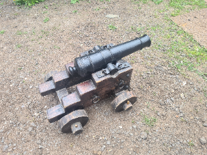 Discover our charming 19th century signal cannon! With a 75cm length and 2.5 inch bore, it's a collector's dream. Act now, purchase this vintage gem today!