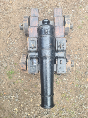 Discover our charming 19th century signal cannon! With a 75cm length and 2.5 inch bore, it's a collector's dream. Act now, purchase this vintage gem today!