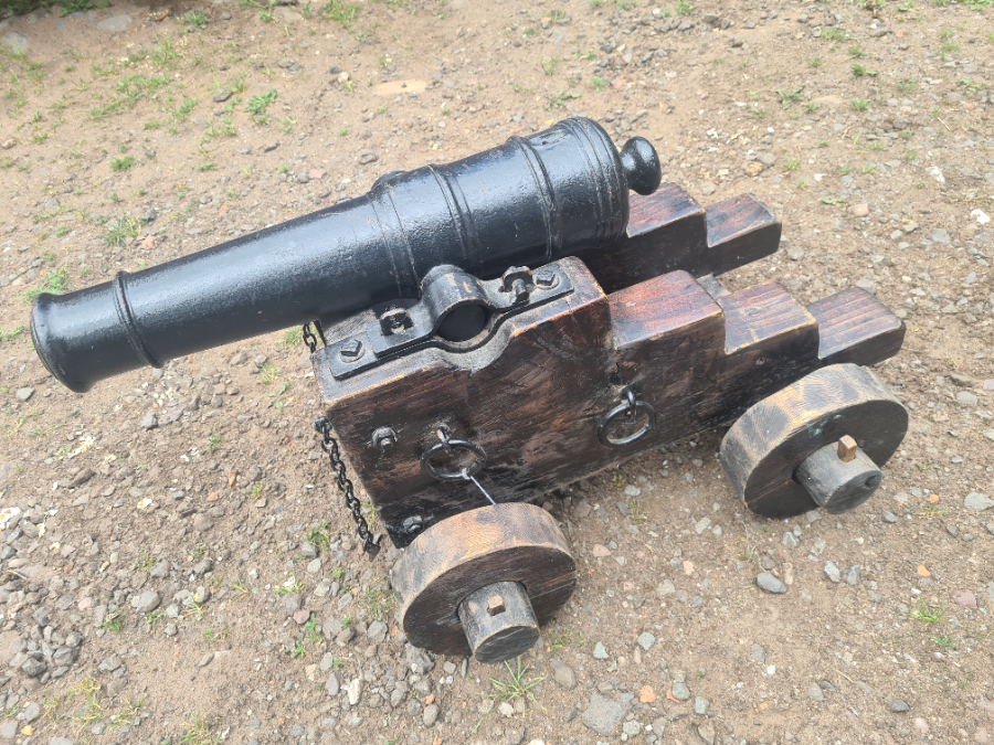 Discover our charming 19th century signal cannon! With a 75cm length and 2.5 inch bore, it's a collector's dream. Act now, purchase this vintage gem today!