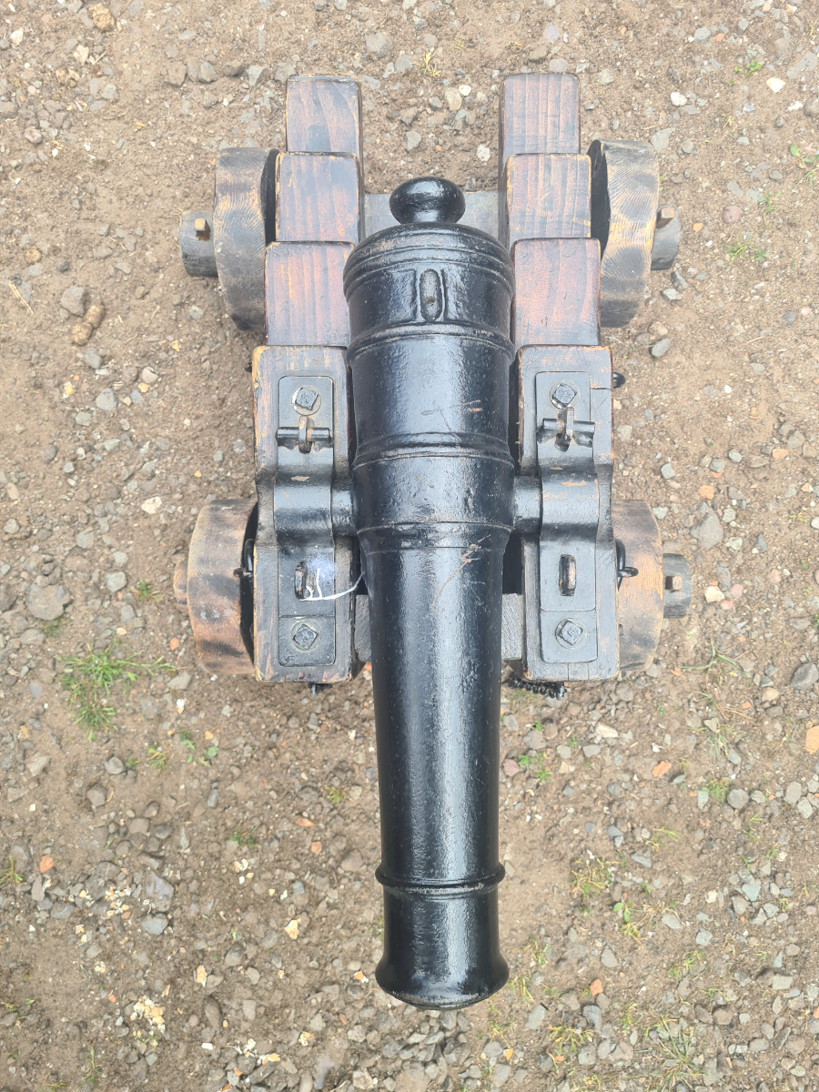 Discover our charming 19th century signal cannon! With a 75cm length and 2.5 inch bore, it's a collector's dream. Act now, purchase this vintage gem today!