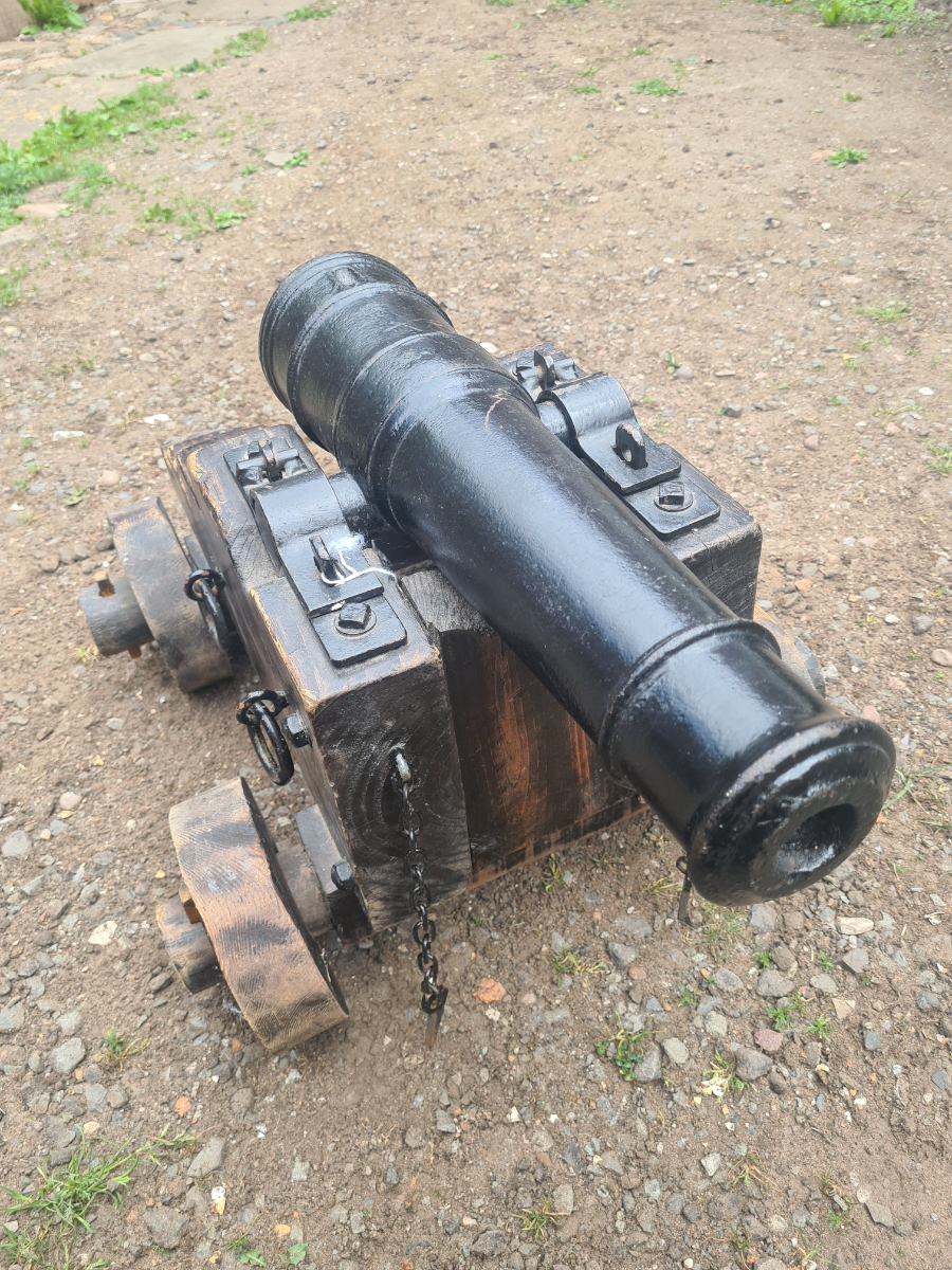 Discover our charming 19th century signal cannon! With a 75cm length and 2.5 inch bore, it's a collector's dream. Act now, purchase this vintage gem today!