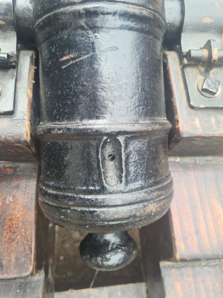 Discover our charming 19th century signal cannon! With a 75cm length and 2.5 inch bore, it's a collector's dream. Act now, purchase this vintage gem today!