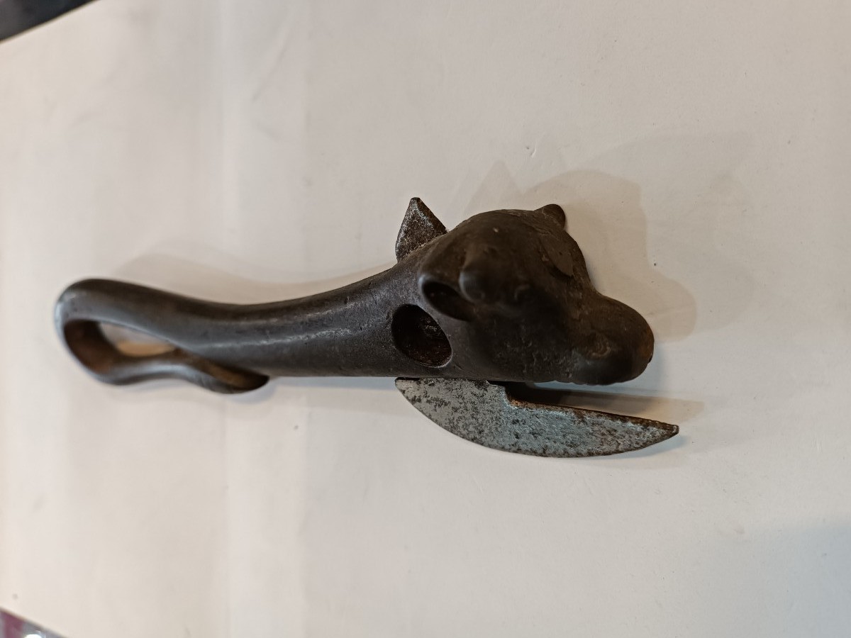 Discover our unique bully beef cast iron can opener from 1865-1938. No visible markings, 18cm long. Shop our collection now for this piece of history.