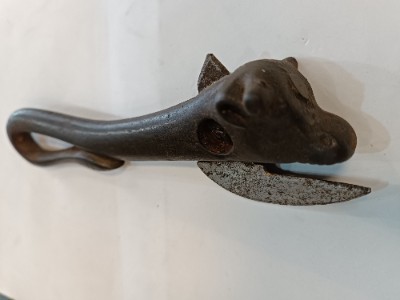 Discover our unique bully beef cast iron can opener from 1865-1938. No visible markings, 18cm long. Shop our collection now for this piece of history.