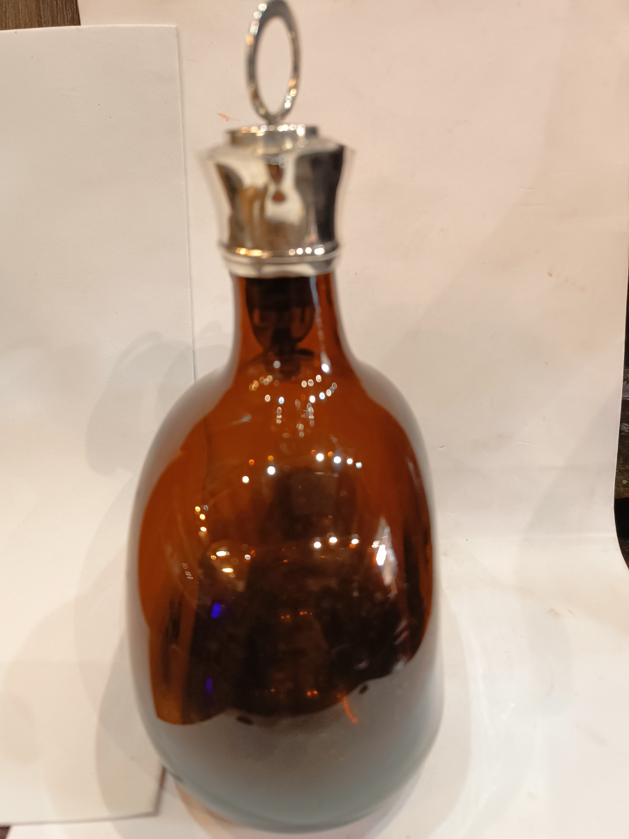 Discover our exquisite 19th-century claret jug with a hallmarked silver top from Birmingham 1862. Shop for antique treasures today and enrich your collection!