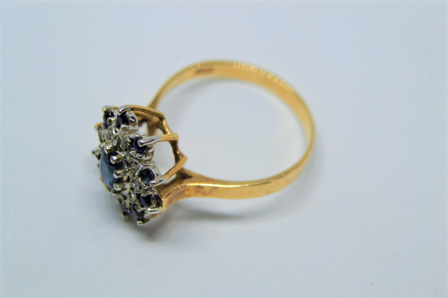 Discover vintage elegance with our 9ct gold ring, featuring a sapphire & diamond cluster. Hallmarked London 1978. Shop now for unique, timeless luxury!