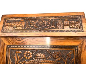 Circa 1930's superior item of the finest quality, overall conditions superb, brought home by a british sailor between the wars, length of 37 cm width closed 31 cm height 12 cm,