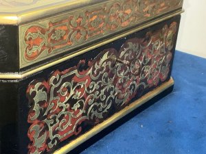 For sale is this antique french tortoise shell & boulle tea caddy box inner cannisters sugar dish. The tea caddy is in good condition and it comes complete with internal cannisters and a sugar/mixing bowl, although the bowl could be a later addition. There is small wear on the back edge as per photo and on one of the cannisters lids. The measurements are 15cm high, 14cm depth and 27cm length. It has a french lock and what appears to be the original key. Tel: we accept online payments for all our items listed: bank transfer cash on collection personal cheques or if wishing over the phone using your debit or credit cards, also doing layby payments plan, or email giving your address details & contact number and we shall send you your items invoice to make
