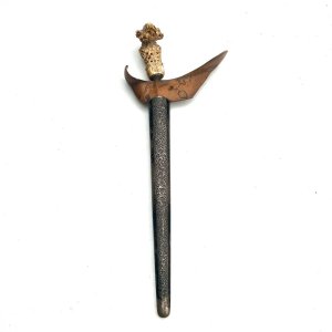 Bone carved grip silver scabbard blade is remarkable, overall conditions good though showing some wear, this is an important item from indonesia owned by an important family length in total being 49cm width across guards 19cm depth of 6cm at top of the bones grip. We accept online payments for all our items listed: bank transfer cash on collection or if wishing over the phone using your debit or credit cards, also doing lay-by payments plan, or email giving your address details and contact number and we shall send you your items invoice to make payment with your card