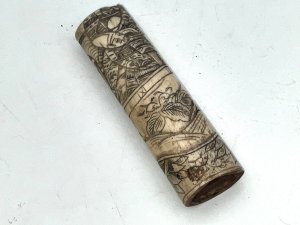Superbly carved with intricate japanese scenes comes this tanto knifes handle, not perfect but restored will be unbelievable, having length of 129 mm width across being 35 mm de-th of 26 mm,