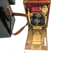 Superb cased camera comes with accesories lovely leather case in working order, one of the very best out there, a must for the top mans collection,