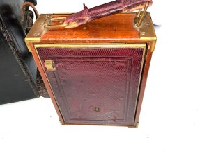 Superb cased camera comes with accesories lovely leather case in working order, one of the very best out there, a must for the top mans collection,