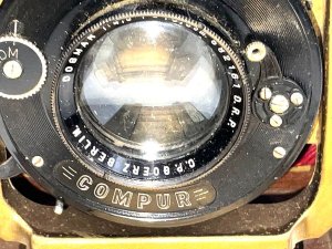 Superb cased camera comes with accesories lovely leather case in working order, one of the very best out there, a must for the top mans collection,