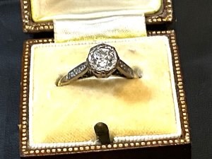 Stunning vintage ring, the diamonds superb, approximately one full carat in 18 carat gold & platinum ring, sized m-n condition is superb, comes in original presentation box