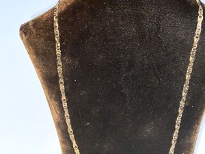 Superb quality designed solid 9ct gold and weighs some 8.5 grams, has length fully opened of 46 cm, condition is excellent offering free delivery worldwide reference drc1