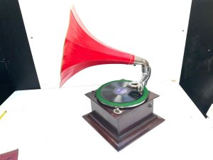 Edison bell discaphone superb mahogany cased gramophone with tin horn that’s been repainted, having a superior twin spring motor by garrard that’s in superb condition and fully working, this is quite rare and will make a great decorative and investment item, height 70 cm length 46 cm depth being 58 cm