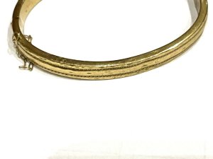 Having the stamp of 375 for 9ct rose gold showing the odd blemish as very old has working safety chain and clasps good too, weight being 8.24 grams outer length of 7cm width outer being 6cm gold bands widths 6mm thickness being 3mm, offering free uk delivery reference drc8 tel: we accept online payments for all our items listed: bank transfer cash on collection or if wishing over the phone using your debit or credit cards, also doing layby payments plan, or email giving your address details & contact number and we shall send you your items invoice to make