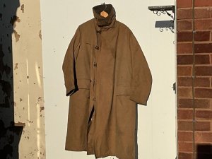 Made by m. Shorn & sons and dated 1943. Introduced in 1940 for the ill fated landings in norway. Production carried on into the first part of wwii seeing action with the long range desert group amongst other units. This is the earlier sheepskin lined coat,  was later replaced by the quilted kapok lined version. In between the outer khaki canvas and the sheepskin is a waterproof interlining which is very good, note the metal clip buttons a very quirky way of fastening ones coat. Coat though a little dirty is in solid no tears complete condition has two small moth holes on the collar see pictures, size 3 to fit breast over jacket 40 45