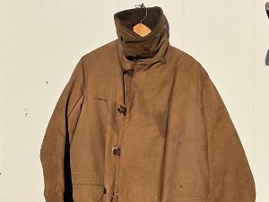 Made by m. Shorn & sons and dated 1943. Introduced in 1940 for the ill fated landings in norway. Production carried on into the first part of wwii seeing action with the long range desert group amongst other units. This is the earlier sheepskin lined coat,  was later replaced by the quilted kapok lined version. In between the outer khaki canvas and the sheepskin is a waterproof interlining which is very good, note the metal clip buttons a very quirky way of fastening ones coat. Coat though a little dirty is in solid no tears complete condition has two small moth holes on the collar see pictures, size 3 to fit breast over jacket 40 45