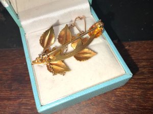 10k gold brooch in excellent condition and shape has nice safety chain too, comes in own presentation box, offering free delivery worldwide reference drc3