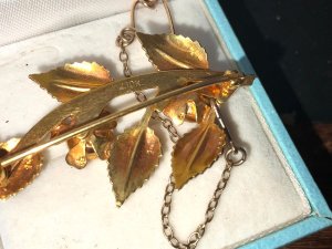 10k gold brooch in excellent condition and shape has nice safety chain too, comes in own presentation box, offering free delivery worldwide reference drc3