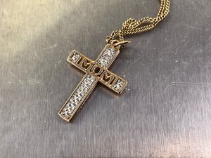 Has the letters in gold of mum necklace is gold gilded silver the cross has one small diamond the overall conditions superb, length of 44 cm weighs 2.48 grams,