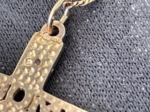 Has the letters in gold of mum necklace is gold gilded silver the cross has one small diamond the overall conditions superb, length of 44 cm weighs 2.48 grams,
