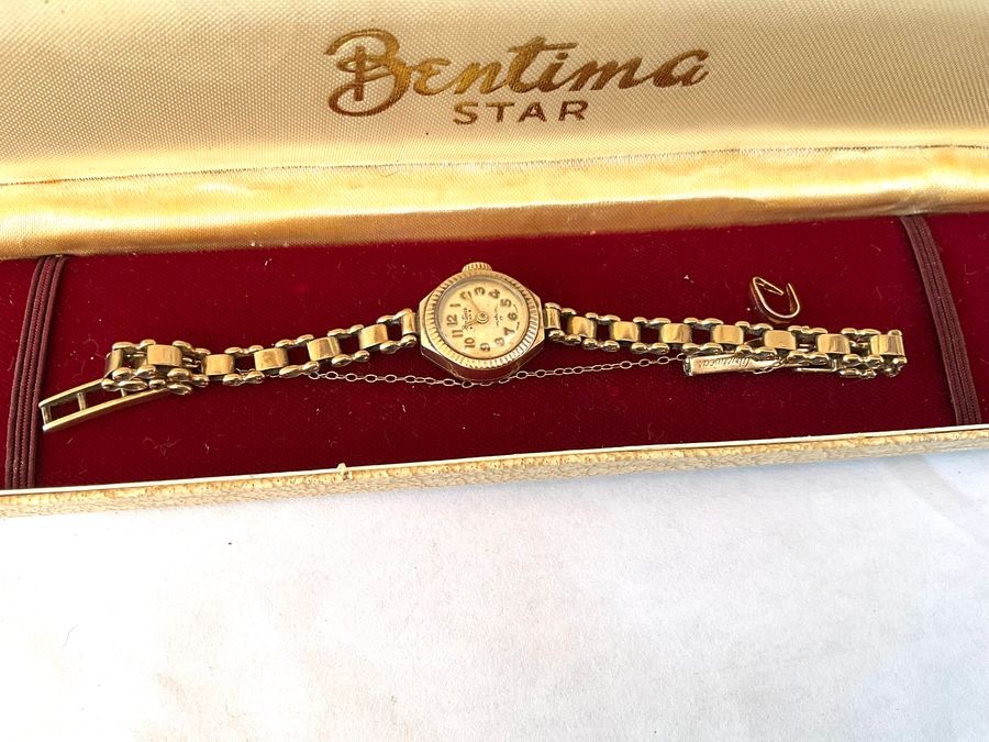 Primary image for Gold Ladies Wristwatch