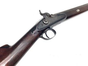 Superb fowler by the very best, maker john manton & son, damascus steel barrel condition of which is good, action is good and overall condition is very good, been well cared for as it should being one of the best of its time, total length of 122 cm height 16 cm depth 5 cm, reference dbss