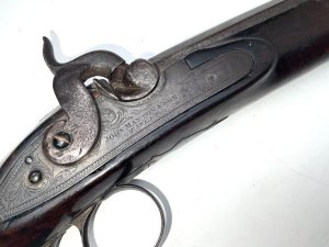 Superb fowler by the very best, maker john manton & son, damascus steel barrel condition of which is good, action is good and overall condition is very good, been well cared for as it should being one of the best of its time, total length of 122 cm height 16 cm depth 5 cm, reference dbss