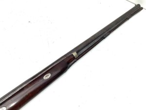 Superb fowler by the very best, maker john manton & son, damascus steel barrel condition of which is good, action is good and overall condition is very good, been well cared for as it should being one of the best of its time, total length of 122 cm height 16 cm depth 5 cm, reference dbss