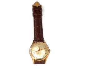 The hamilton automatic wrist watch is a stylish timepiece designed for men, featuring a gold case with a brown strap. The mechanical (automatic) movement ensures accurate timekeeping, while the beige dial adds a classic touch to the design. This model, with its sleek design and reliable functionality, is perfect for those looking for a sophisticated accessory to add to their collection. Watch in good condition and in excellent working order reference drc3