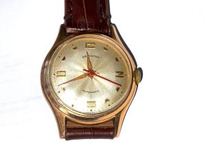 The hamilton automatic wrist watch is a stylish timepiece designed for men, featuring a gold case with a brown strap. The mechanical (automatic) movement ensures accurate timekeeping, while the beige dial adds a classic touch to the design. This model, with its sleek design and reliable functionality, is perfect for those looking for a sophisticated accessory to add to their collection. Watch in good condition and in excellent working order reference drc3
