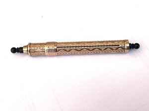 The edward todd & co new york telescopic pen is a vintage dip nib pen made of gold with a medium-sized nib that writes in black ink. It is a classic piece of writing equipment that hails from the victorian era, making it a sought-after collectable for pen enthusiasts. The pen does not come personalised but retains its original charm and functionality, making it a valuable addition to any collection of vintage pens. Rare pen condos excellent nib is not gold, length closed 85 mm opened 100 mm, reference sb