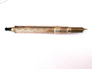 The edward todd & co new york telescopic pen is a vintage dip nib pen made of gold with a medium-sized nib that writes in black ink. It is a classic piece of writing equipment that hails from the victorian era, making it a sought-after collectable for pen enthusiasts. The pen does not come personalised but retains its original charm and functionality, making it a valuable addition to any collection of vintage pens. Rare pen condos excellent nib is not gold, length closed 85 mm opened 100 mm, reference sb