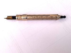 The edward todd & co new york telescopic pen is a vintage dip nib pen made of gold with a medium-sized nib that writes in black ink. It is a classic piece of writing equipment that hails from the victorian era, making it a sought-after collectable for pen enthusiasts. The pen does not come personalised but retains its original charm and functionality, making it a valuable addition to any collection of vintage pens. Rare pen condos excellent nib is not gold, length closed 85 mm opened 100 mm, reference sb