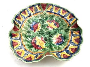 This beswick majolica style bowl, likely produced around 1955, features a vibrant floral design and a distinctive scalloped edge. Numbered 794, comes in excellent condition diameter being 30 cm heights 8 cm, reference dgs