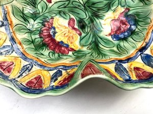 This beswick majolica style bowl, likely produced around 1955, features a vibrant floral design and a distinctive scalloped edge. Numbered 794, comes in excellent condition diameter being 30 cm heights 8 cm, reference dgs