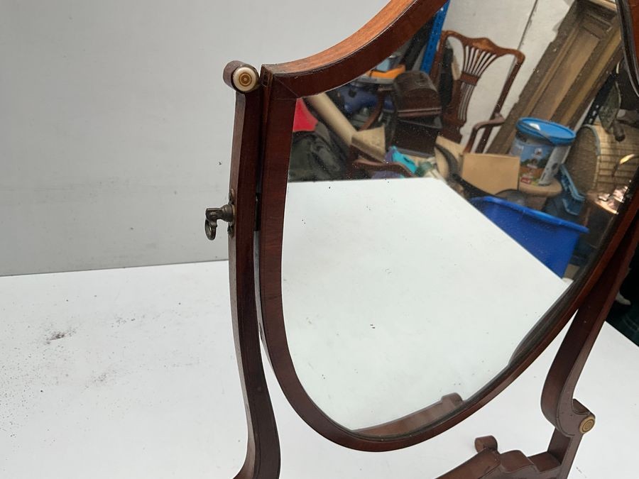 Shield Back Mirror Dressing Stand