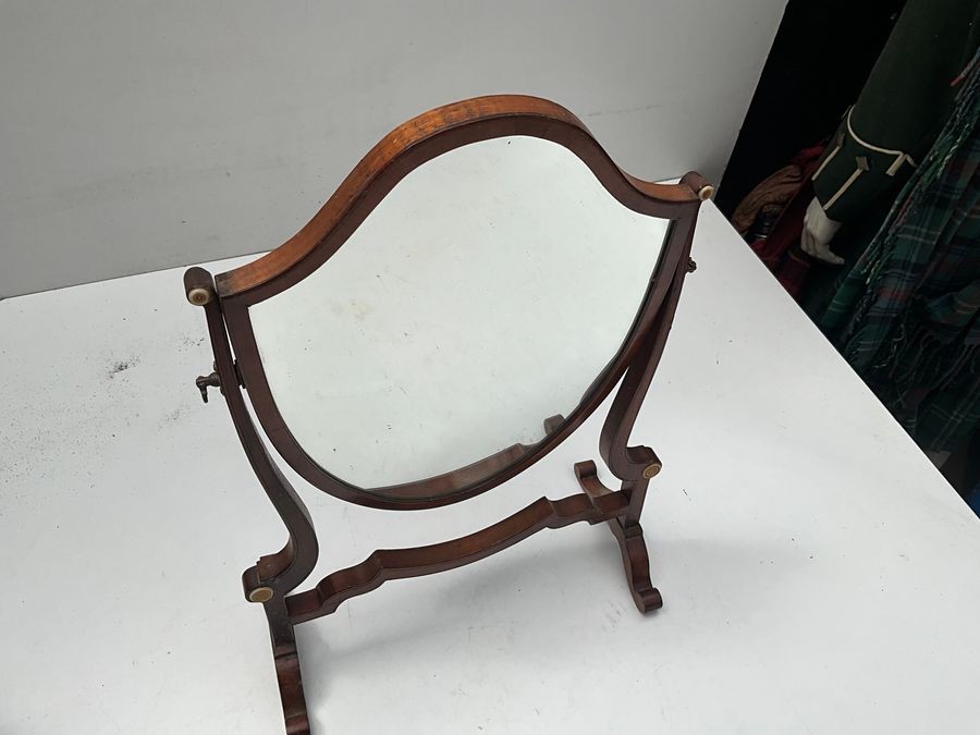 Shield Back Mirror Dressing Stand