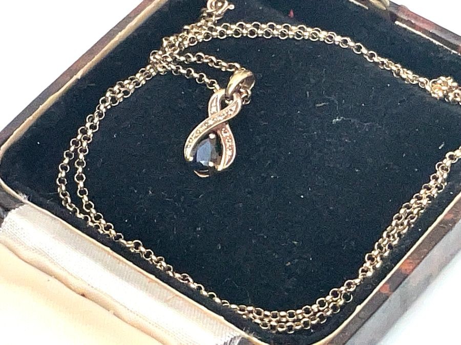 Gold Diamonds & Sapphire Pendant With Gold Chain.