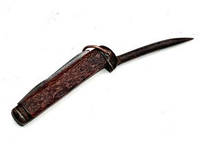 Rare, one of the very first made on licence for the british war ministry by the american firm camillus cutlery co camill us ny 1915. Horn grips all fittings firm closed length of the knife when closed 12cm width of 4cm depth being 2cm, reference drc7