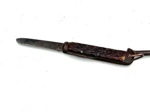 Rare, one of the very first made on licence for the british war ministry by the american firm camillus cutlery co camill us ny 1915. Horn grips all fittings firm closed length of the knife when closed 12cm width of 4cm depth being 2cm, reference drc7