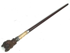 Superb carved from wood cats head grip, stick the very hard paduok wood has bone and silver collar, the blades of german manufacture, overall condition of alls fantastic. The canes very strong and hard, length of 90cm width of grips 5cm sticks diameter from tops 26mm tapering to bottom 22mm, from the high tension steel tip to the top of the handle being 83cm, reference a15. Tel: we accept online payments for all our items listed: bank transfer cash on collection or if wishing over the phone using your debit or credit cards, also doing layby payments plan, or email giving your address details & contact number and we shall send you your items invoice to make