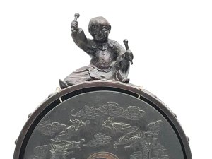 The best, signed bronze late victorian in excellent condition fantastic designs adorn this has the drummer boy atop a unique work by a japanese artist, standing 60 cm high the gongs diameter being 28 cm depth at base is 20 cm, this is very heavy, will ship worldwide reference dgs tel: we accept online payments for all our items listed: bank transfer cash on collection or if wishing over the phone using your debit or credit cards, also doing layby payments plan, or email giving your address details & contact number and we shall send you your items invoice to make