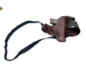 This iconic top pistol with leather and elastic shoulder holster boys toy from the last century comes complete and working as it should and in very good condition a must for the collection, reference syls