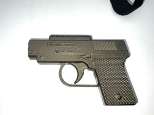This iconic top pistol with leather and elastic shoulder holster boys toy from the last century comes complete and working as it should and in very good condition a must for the collection, reference syls