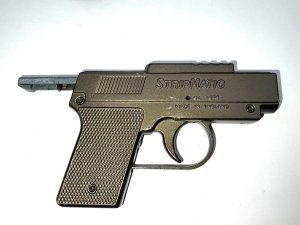 This iconic top pistol with leather and elastic shoulder holster boys toy from the last century comes complete and working as it should and in very good condition a must for the collection, reference syls