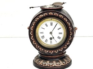 Mid victorian english mantle clock with english 8 day mechanical movement that’s in good working order, the porcelain case is in good condition no cracks or chips, sizes being height 24 cm diameter 17 cm depth 12 cm dial not perfect but presentable reference dbss